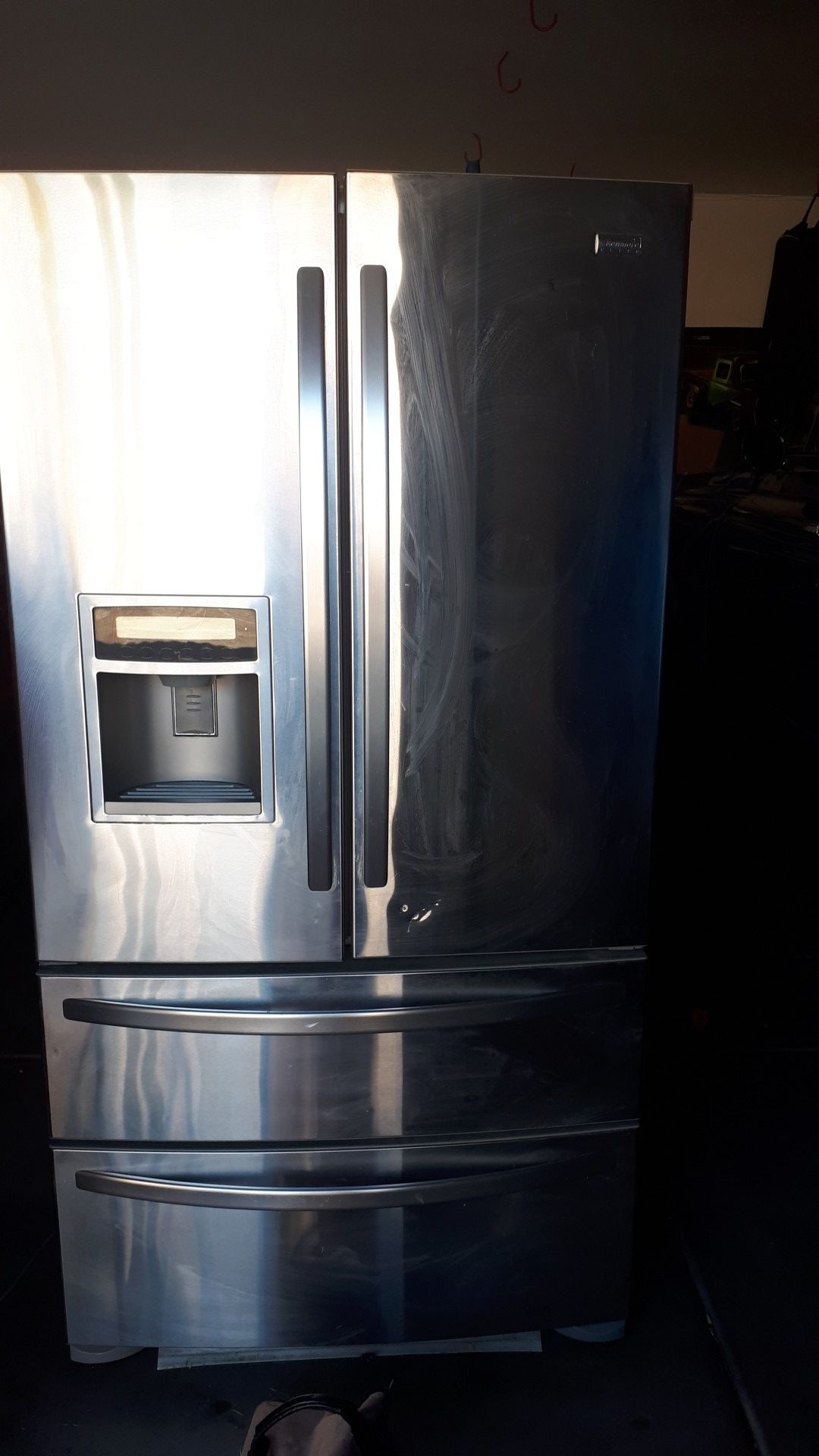 Kenmore elite stainless Refrigerator needs freon for Sale in Glendale