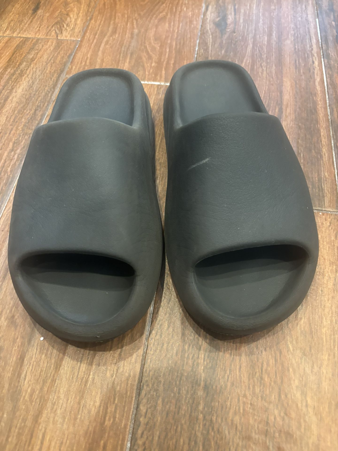 Yeezy slides size 7