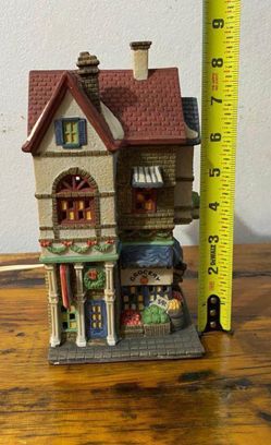 LÁMPARA ANTIGUA DE PORCELANA DISEÑO CASITA