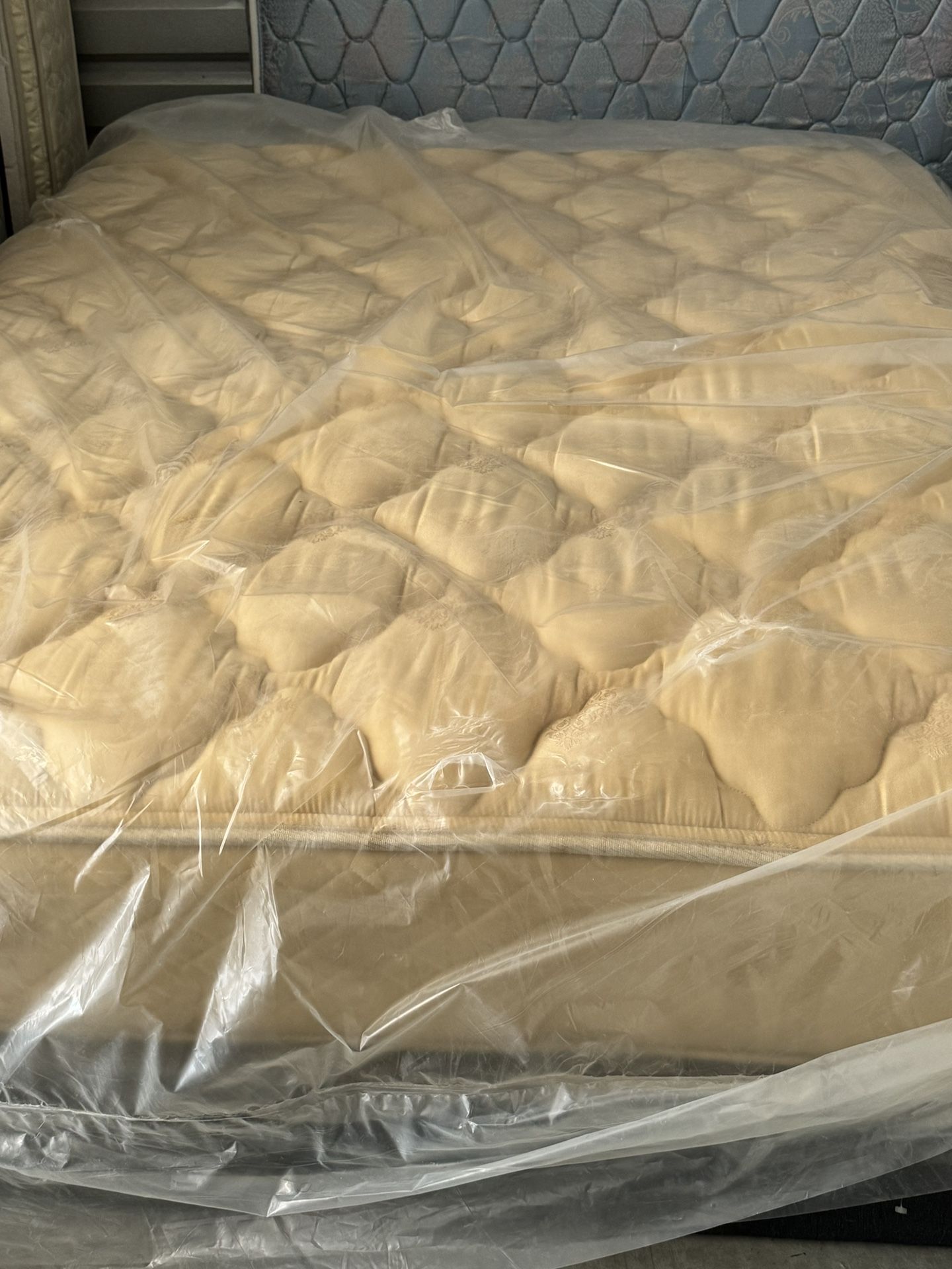 USED QUEEN SIZE DOUBLE SIDE TOP MATTRESS WITH BOX SPRINGS DELIVERY