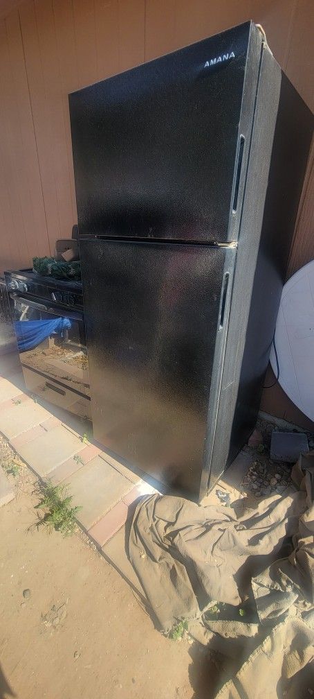 Black Fridge and Stove. Wash Dishes $400 Little Used Look Like New.