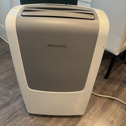Frigidaire  Portable Ac Works Great   (needs Air duct Kit)