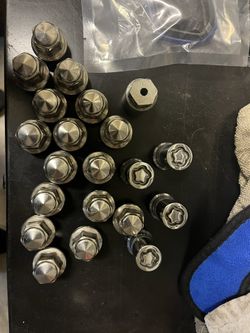 Chrome Lug Nuts With Locks