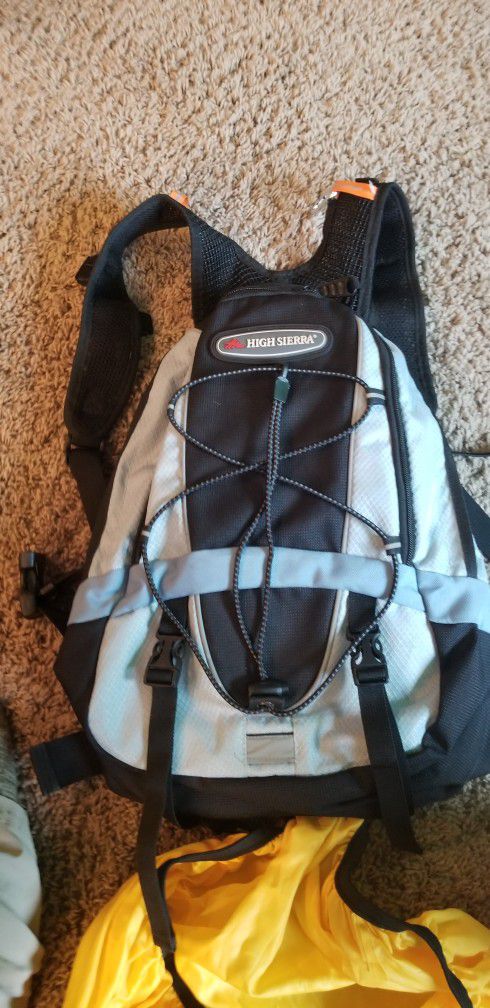 Lite Daypack Hydration Backpack With Rain Shield