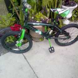 Road Mountain Bike  Boys Or Girls Bike. Needs Back Tire Tube.