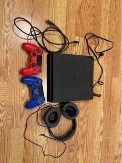 PS4, 2 controllers, HDMI, power cord, headset