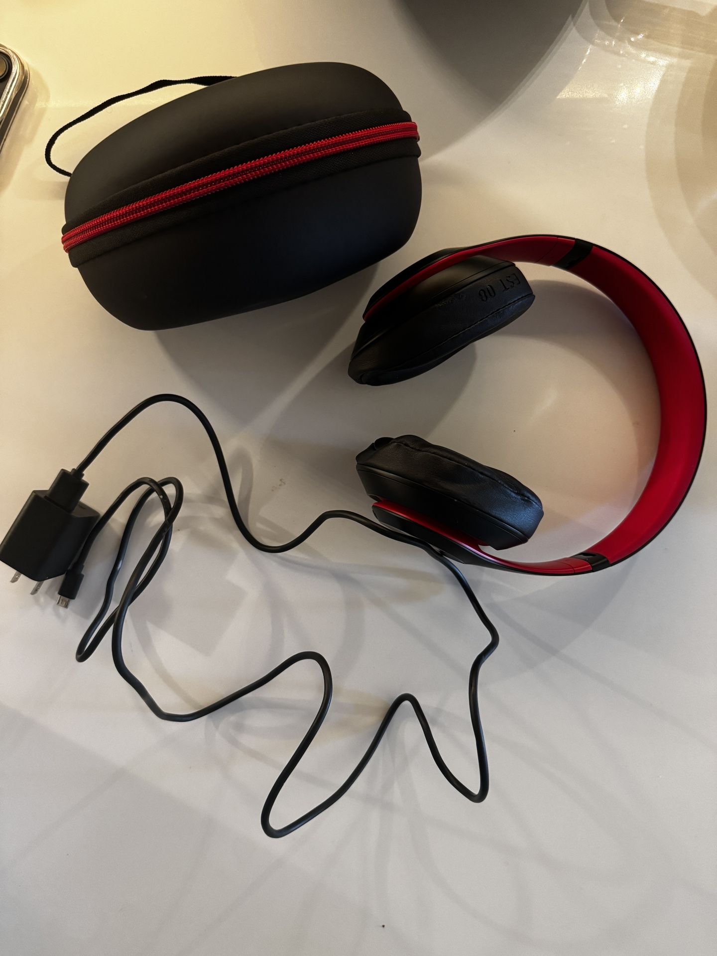 Beats Studio3 Wireless - Red & Black with Matching Case (Perfect Condition)