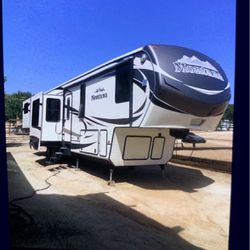 2017 5th Wheel Trailer Montana   Deal Of The Year 