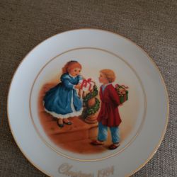 Vintage 1984 Christmas Memories Plate