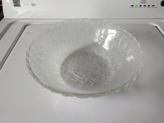 Medium size transparent glass bowl 9in