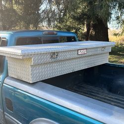 DEEZEE Locking Aluminum Truck Tool Box!