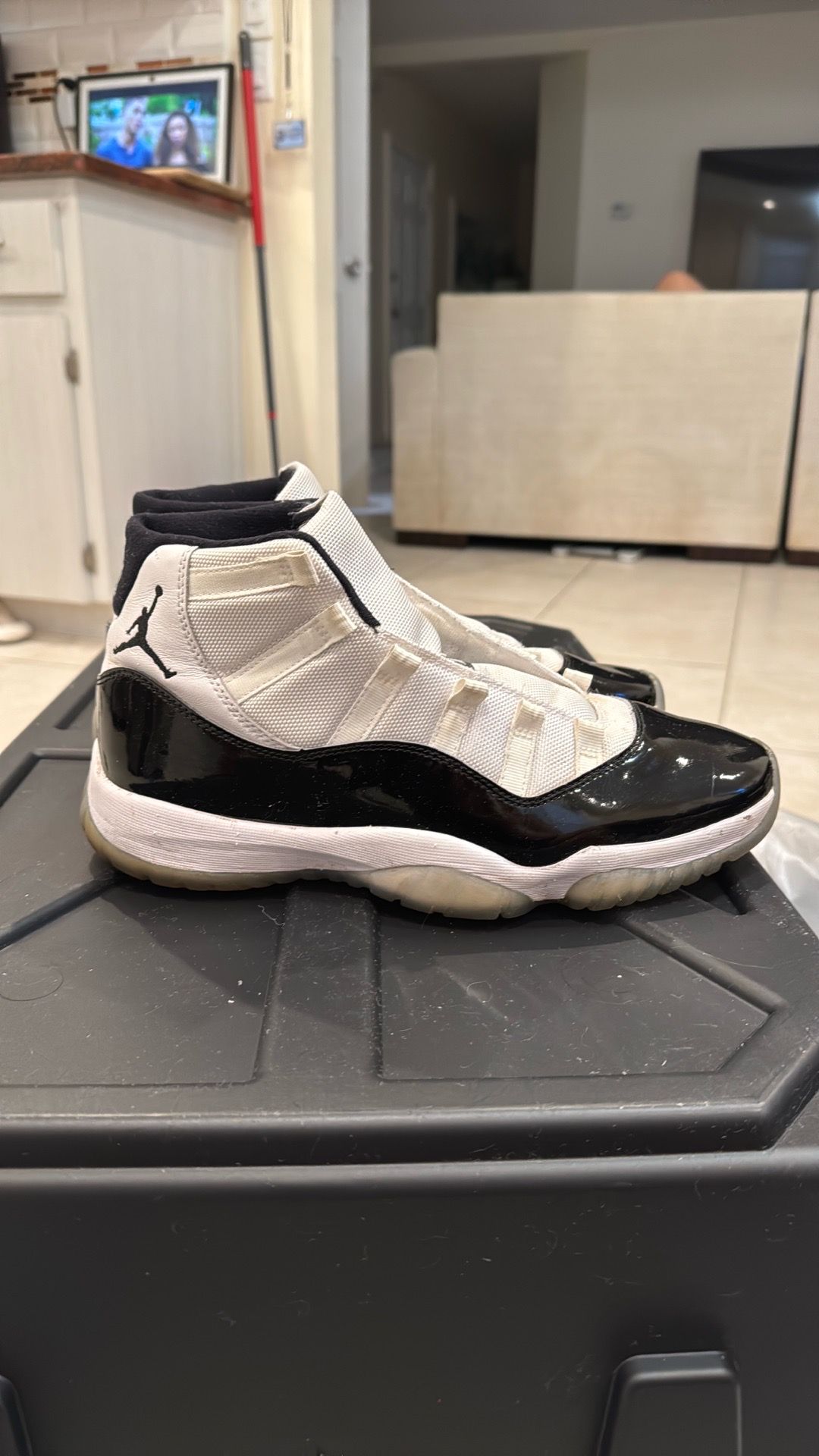 Jordan 11 retro “Concord” 2018 ( size 10 )