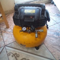 6 Gallon DeWalt Air Compressor 