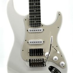 Donner DST-152 HSS Stratocaster Polar White w/ Gig Bag