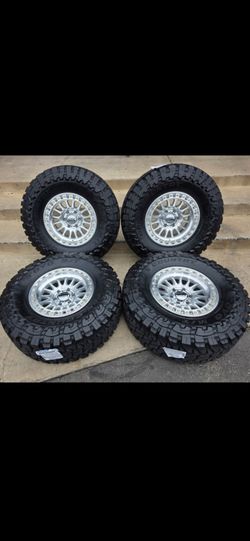17" KMC w/ 35"x12.50R17 Toyo MT Open Country tires