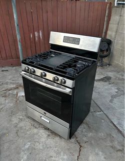 GE Stainless Steel Gas Range with Griddle