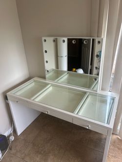 White Hollywood Glam Vanity with Lighted Mirror & 3 Drawers