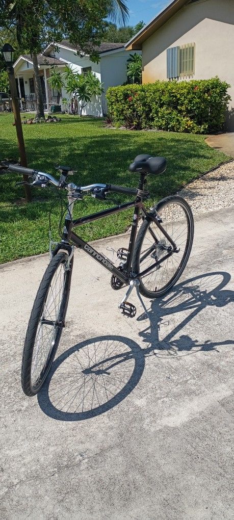 Cannondale Hybrid 20" 700c Bike -Like New