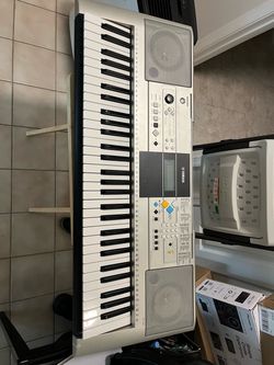Yamaha YPT-320 61-Key Electronic Keyboard