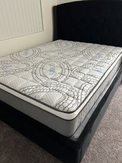 Queen Size Mattress Pillow Top 12" Thick.   Brand New Mattress.   Delivery Available 