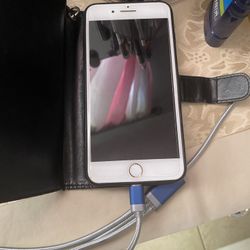 iphone 7 lo único que tiene es el la pantalla por una esquina rota 
