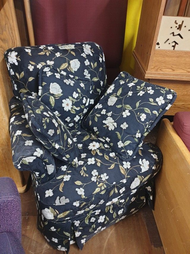 VERY NICE SOFA/CHAIR WITH 3 PILLOWS (HOME30)