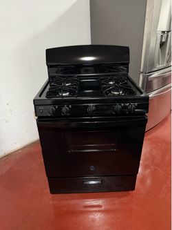 GE 4-burner gas stove in perfect working condition. Delivery and installation available with a 3-month warranty.