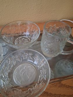 Holiday dinnerware set