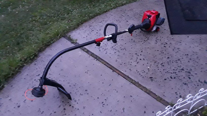 Troy-Bilt TB22EC 25cc 2 stroke gas trimmer. E-start capable, other attachment compatible, like new.