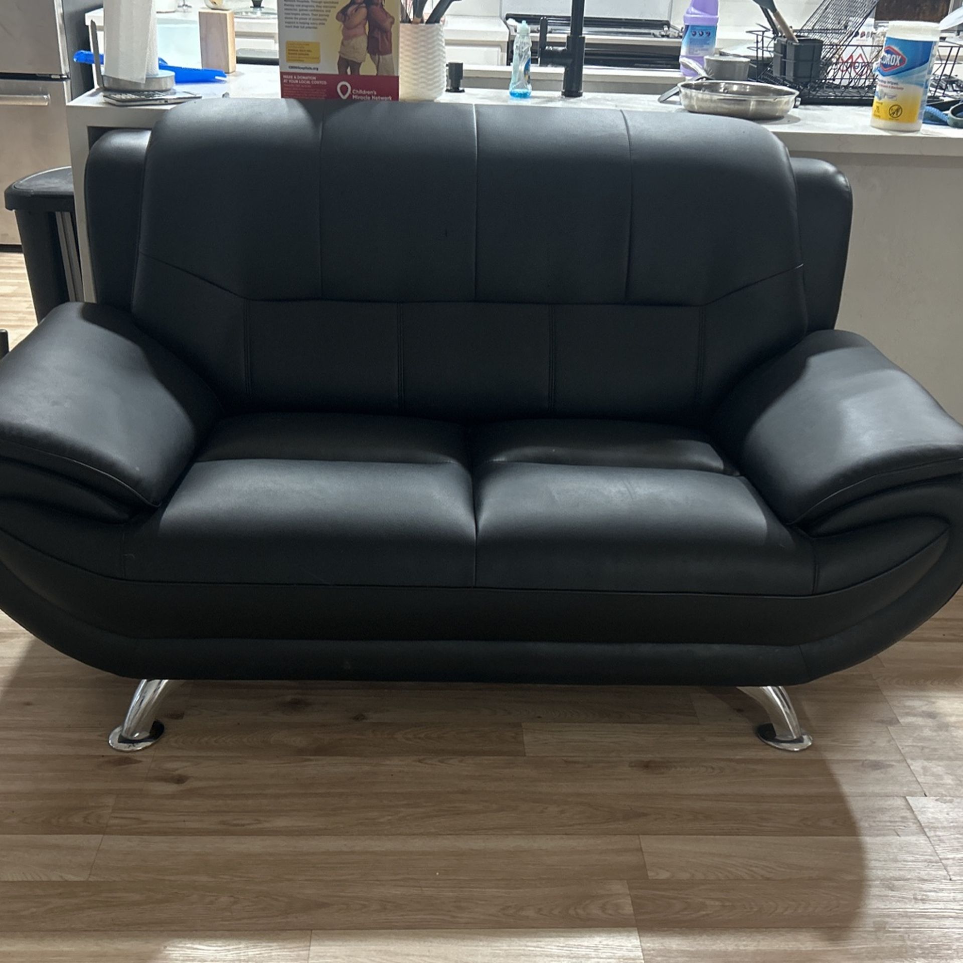 like new leather love seat 66” wide 50$ mesa az area