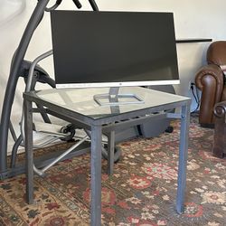 Like new HP M32f Computer Monitor. 