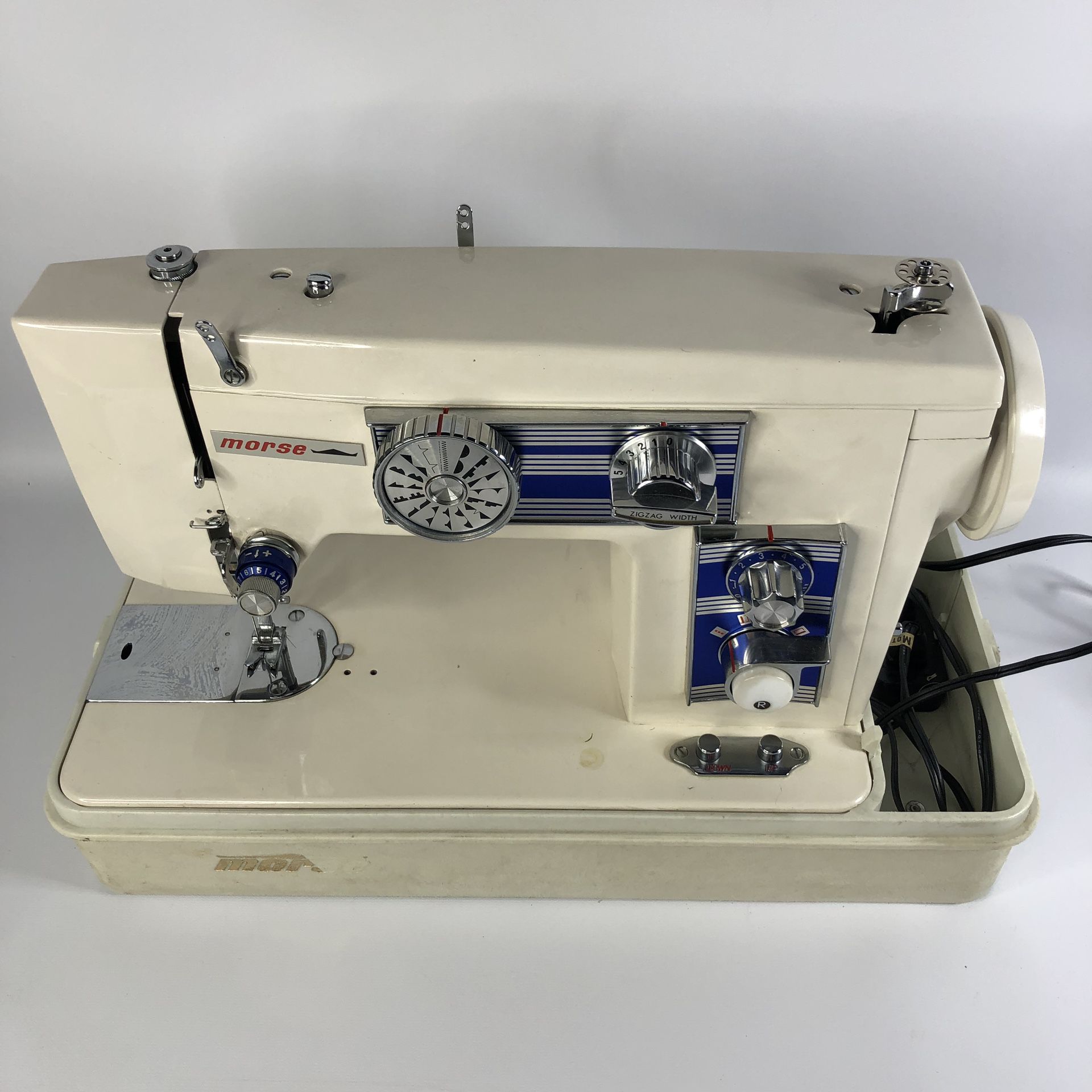 Vintage MORSE Deluxe Automatic ZigZag MODEL 3900 SEWING MACHINE W/ Case &  Manual for Sale in Vallejo, CA - OfferUp