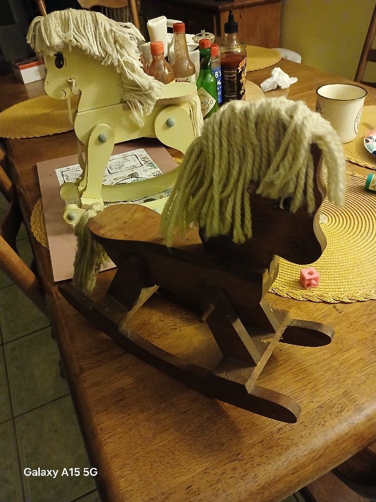 Caballos De Madera