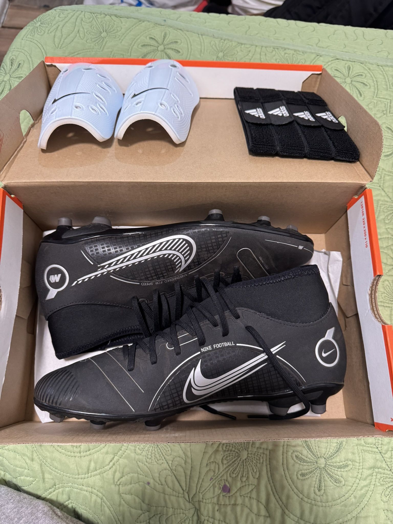 Size 9 Super fly 8s Fg With Shin Guards And Shin Straps