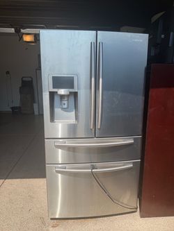 Samsung Smart 4-Door French Door Refrigerator with Family Hub Screen