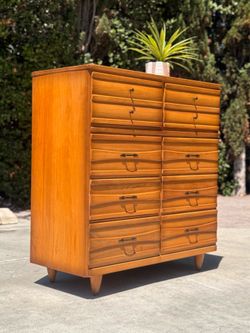 Mid Century Modern Vintage 8 Drawer Dresser Chest of Drawers Cabinet