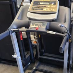 Golds gym 430i treadmill with motorized incline - 225$  