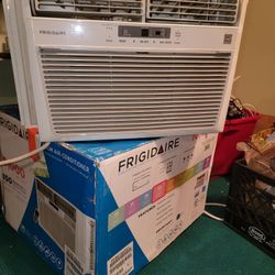 Frigidaire 10,000 BTU Air Conditioner/Blows ICE COLD/with Remote Control 