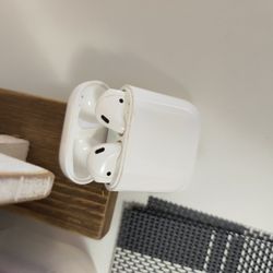 Apple Second Gen Airpods