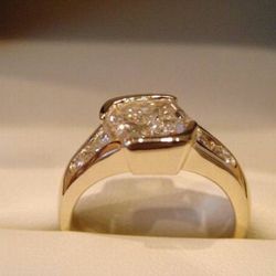Diamond ring/ Wedding ring Exquisite Hexagonal 1.55 carats with 4 round brilliant cut diamonds 0.43 carats. 