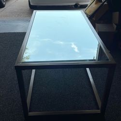 Mesa De Centro Mide  48 Por 24 esta Pesada en buenas Condiciones