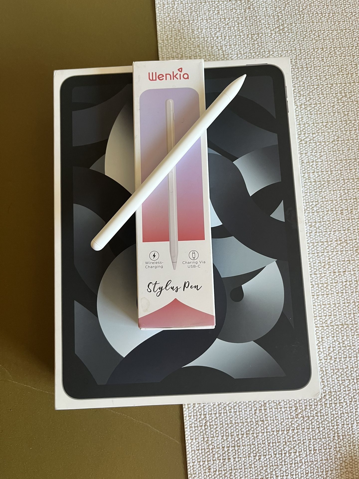 Apple iPad Air 5th Generation (M1 Chip) 256gb with Box, Pen And Keyboard