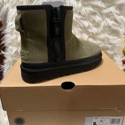 UGG SIZE 7 WOMEN 