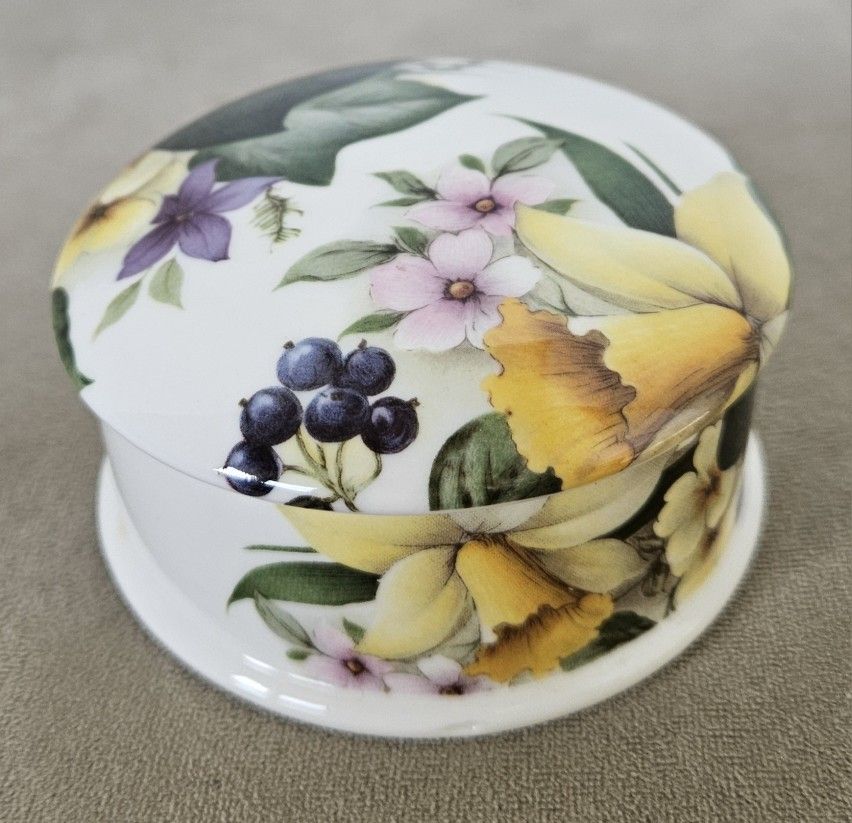 Royal Stafford Fine Bone China Dish Made in England exclusively Victorias Secret
