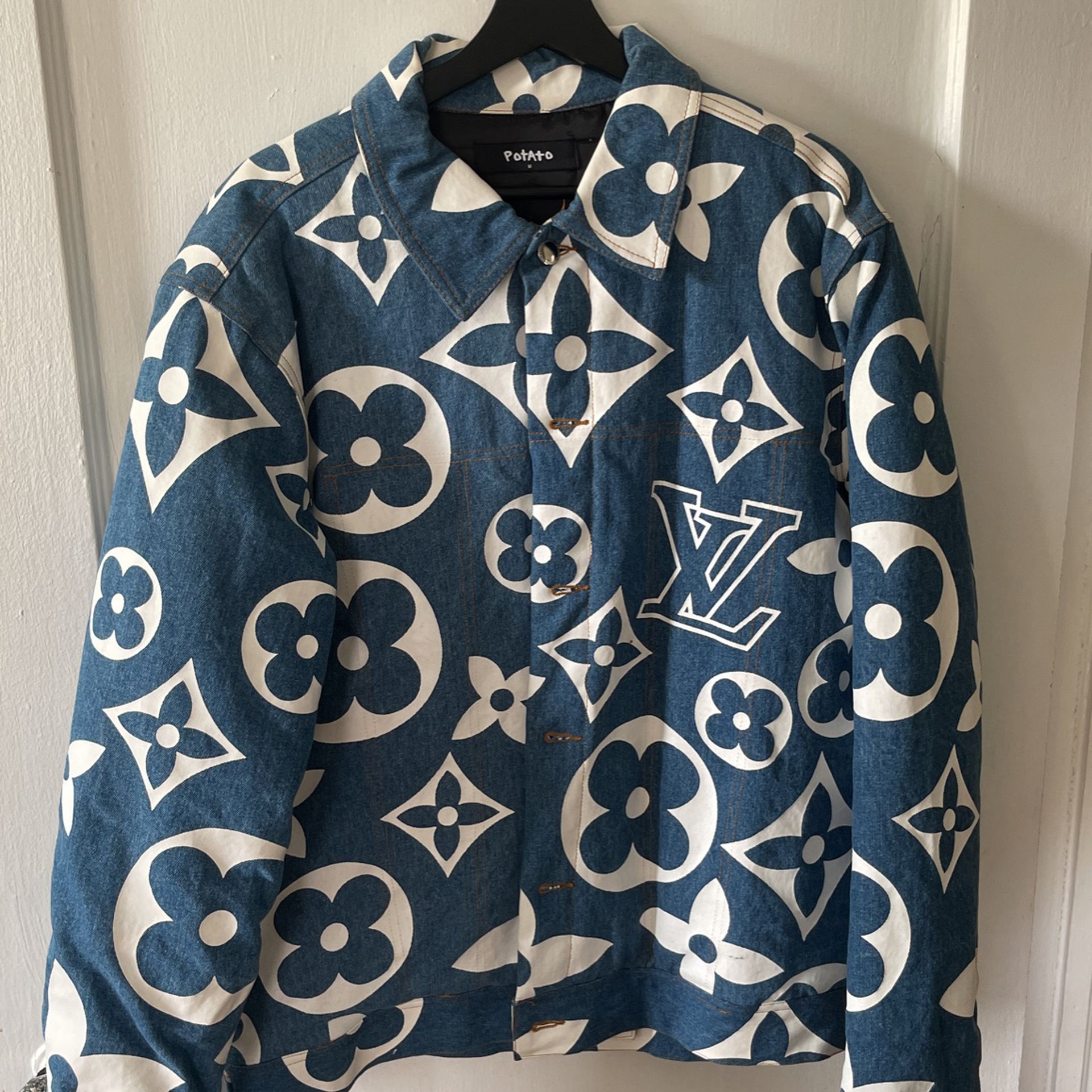 Louis Vuitton T-Shirt Size Medium for Sale in Queens, NY - OfferUp