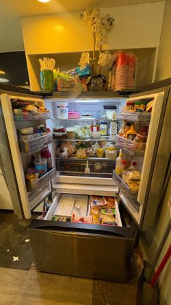 Samsung Refrigerator $700