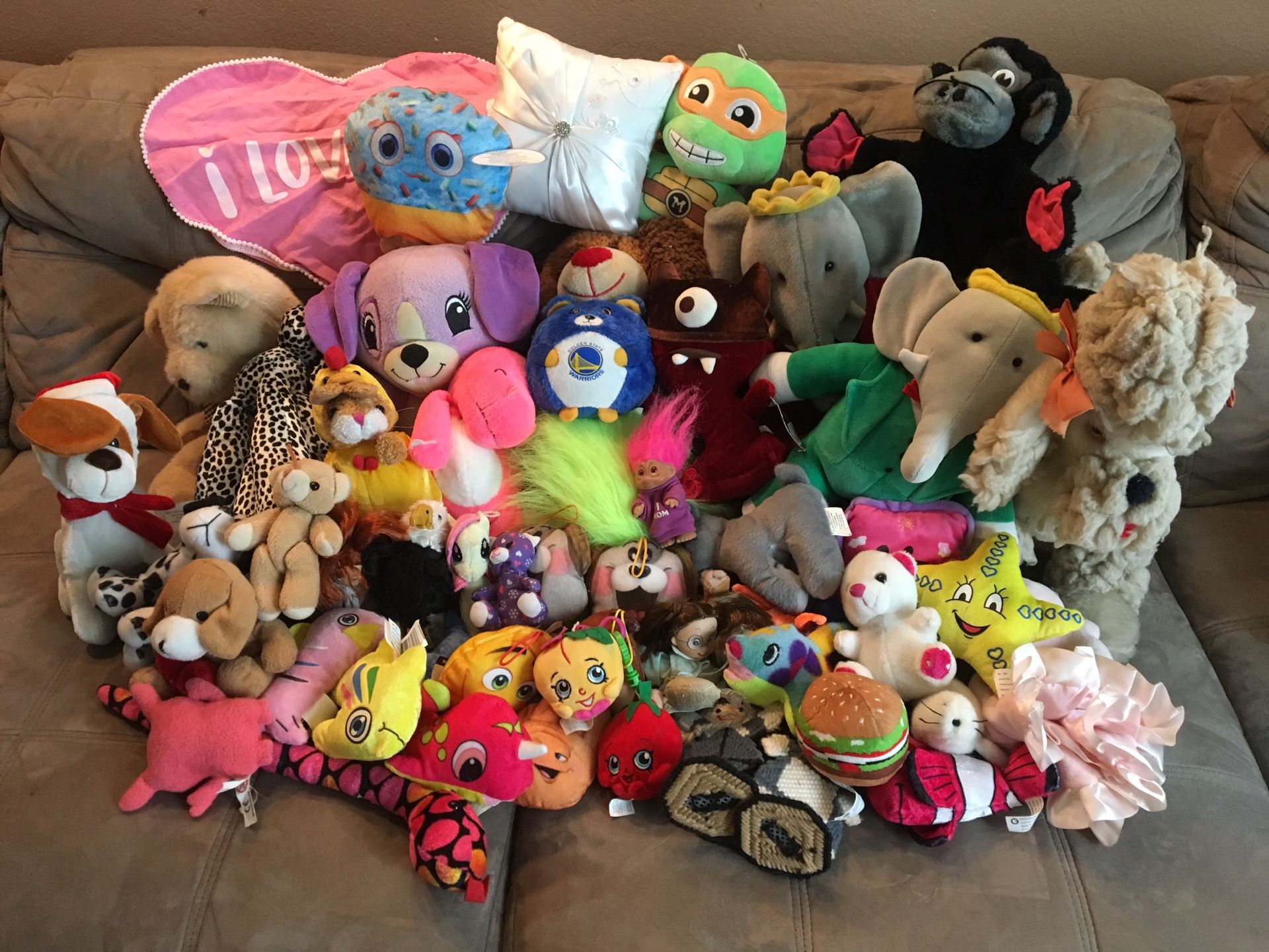 HUGE LOT OF STUFFED ANIMALS!!!! BEARS TMNT GIRLS & BOYS WELL OVER 50!