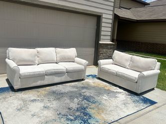 🛋️ Beautiful Cream Sofa & Loveseat Set – Excellent Condition! (Delivery Available)