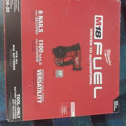 Milwaukee

M18 FUEL 18-Volt Lithium-Ion Brushless Cordless Coil Roofing Nailer (Tool Only)

