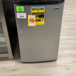 MAGIC CHEF HMTR450SE 4.5 Cu.ft. MINI FRIDGE